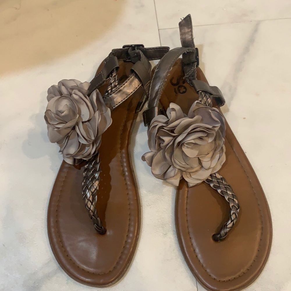 Modified-/Interchangeable T-Strap Sandals - Picture 2 of 3